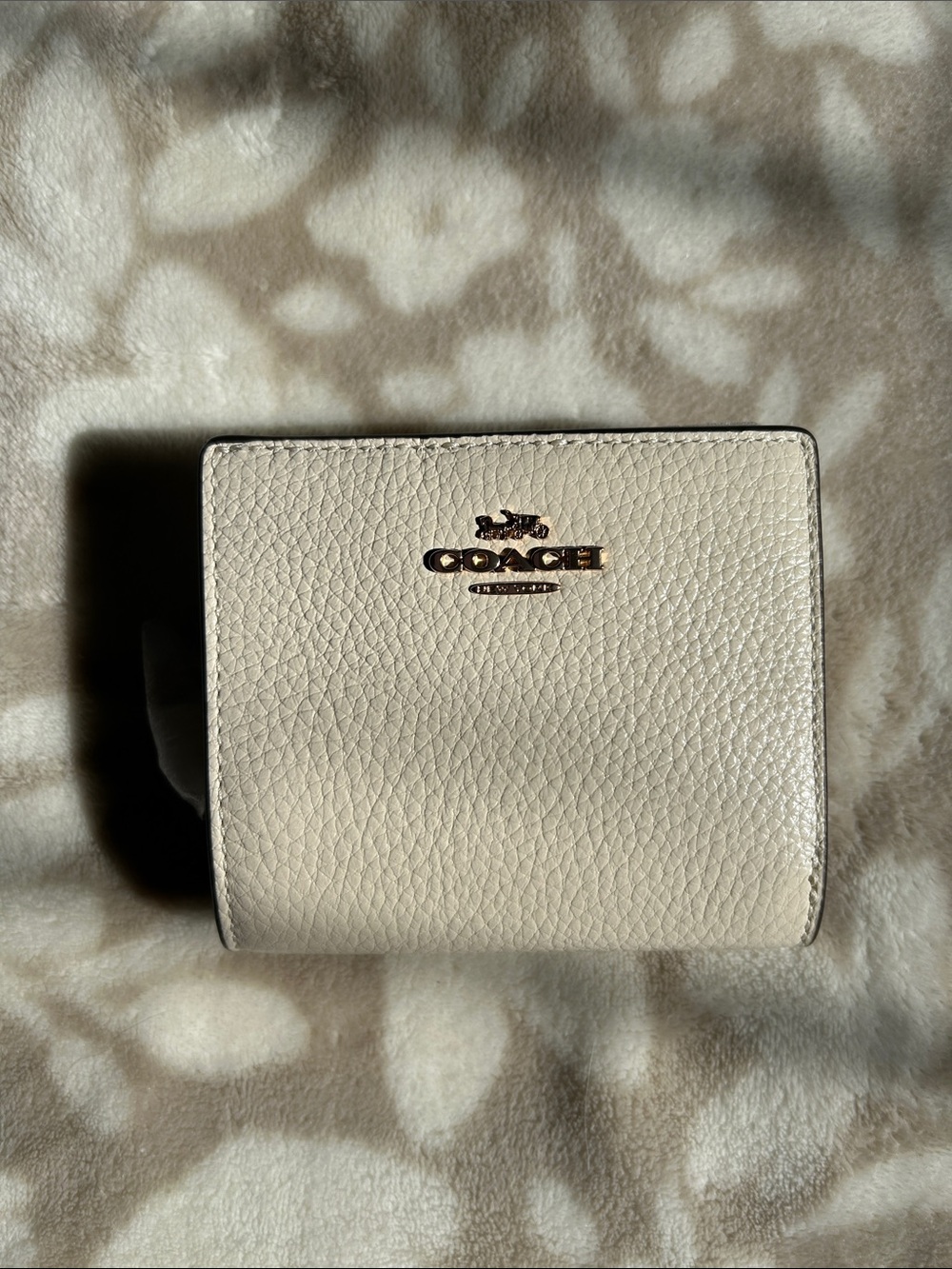 NWT COACH Pebbled Leather Compact Wallet in Cream with Gold Logo